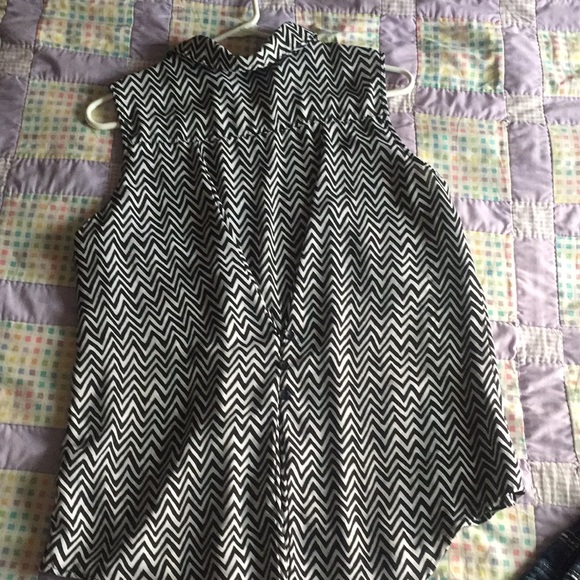 Sleeveless button up blouse - Picture 2 of 2